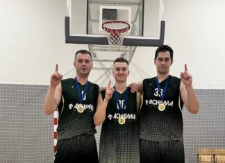 AB ACHEMOS DARBUOTOJŲ TRIJULIŲ RINKTINĖ IŠ KAUNO PARSIVEŽĖ 3X3 KREPŠINIO ČEMPIONŲ TAURĘ