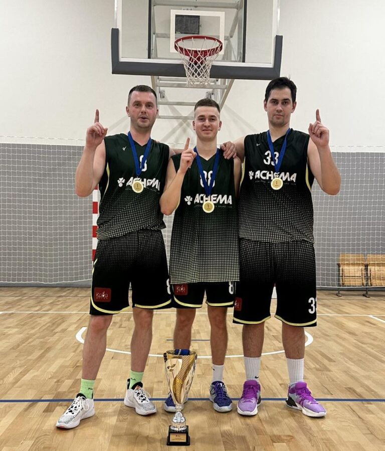 AB ACHEMOS DARBUOTOJŲ TRIJULIŲ RINKTINĖ IŠ KAUNO PARSIVEŽĖ 3X3 KREPŠINIO ČEMPIONŲ TAURĘ